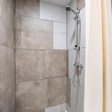 1 - Bright & Quiet 2br Apartment, Near Old Town